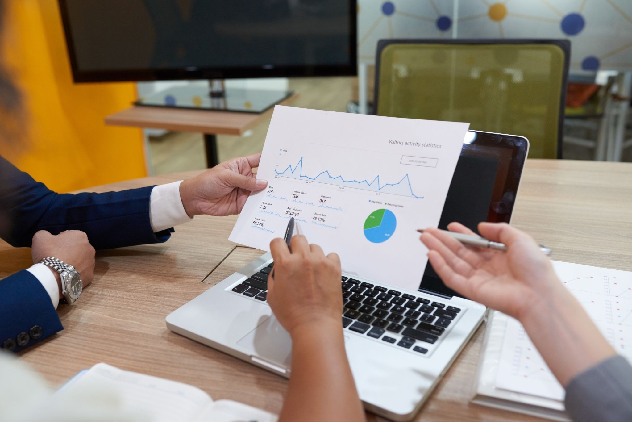 Đội ngũ phân tích dữ liệu hiệu quả chạy quảng cáo chuyển đổi Google Ads qua báo cáo trên laptop.