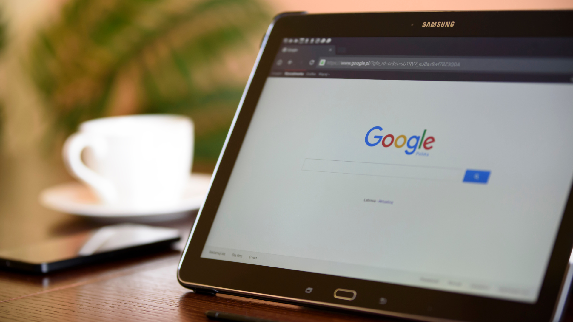 M&aacute;y t&iacute;nh bảng hiển thị trang t&igrave;m kiếm Google, minh họa việc kết hợp Google Ads v&agrave; SEO để ph&aacute;t triển traffic website.